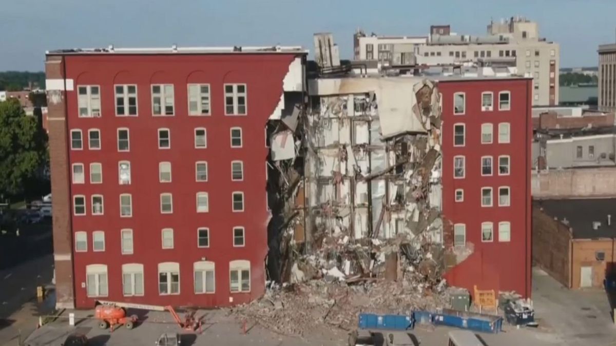 Shocking Escape from a Collapsing 6-story Apartment! 8 Injured and Counting – Unbelievable Rescue Operation Footage Inside!