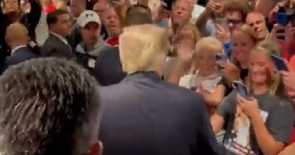 Unstoppable Enthusiasm: President Trump Receives Rousing Welcome in Iowa Eatery!