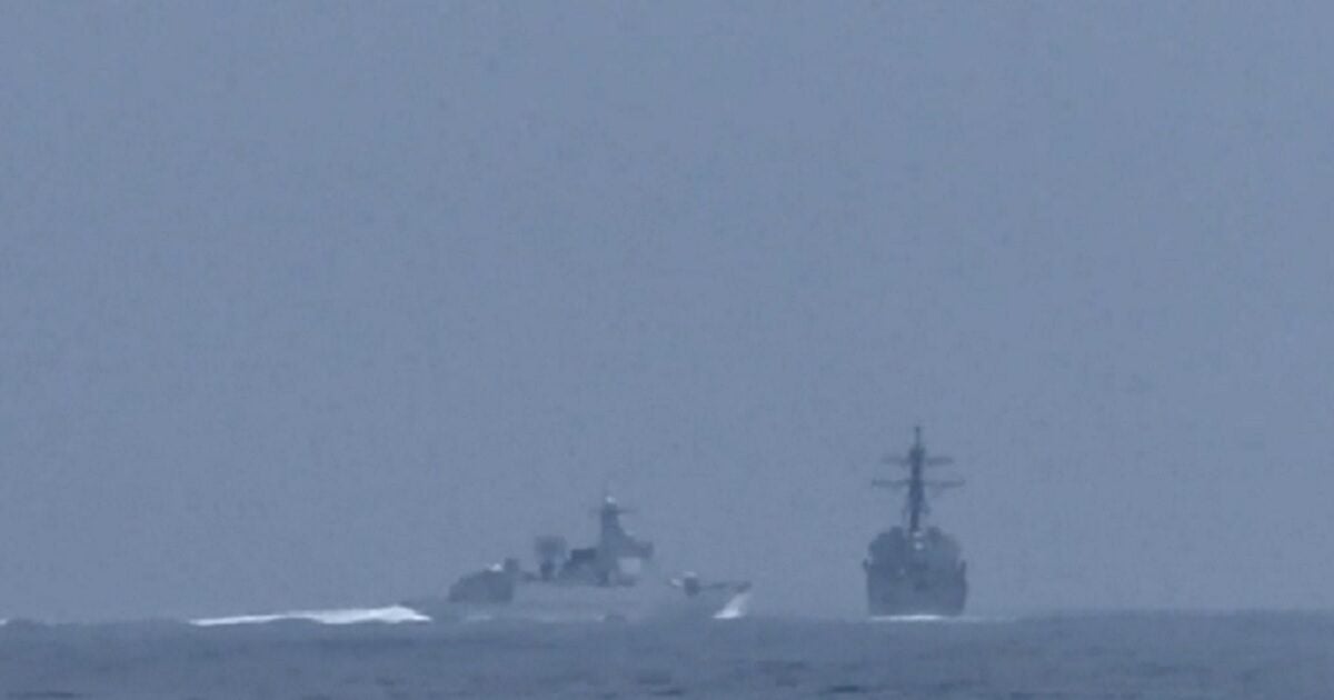 Breaking: Chinese Warship Boldly Pursues and Forcefully Outmaneuvers US Destroyer!