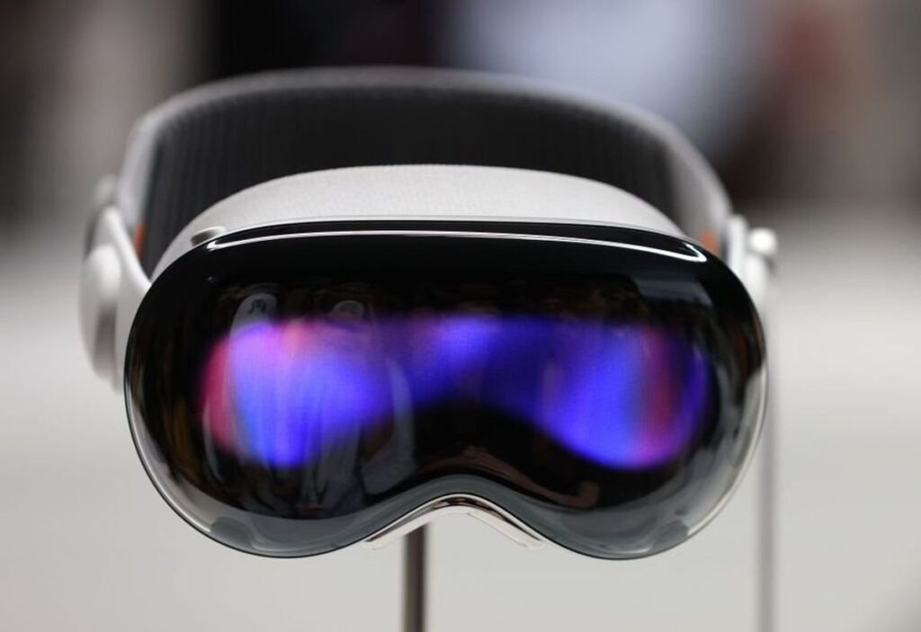 Discover How Apple's Mind-Blowing AR Goggles Can Mimic Your Persona Using AI - Tracks Voice, Eyes, and Hand Movements 24/7!