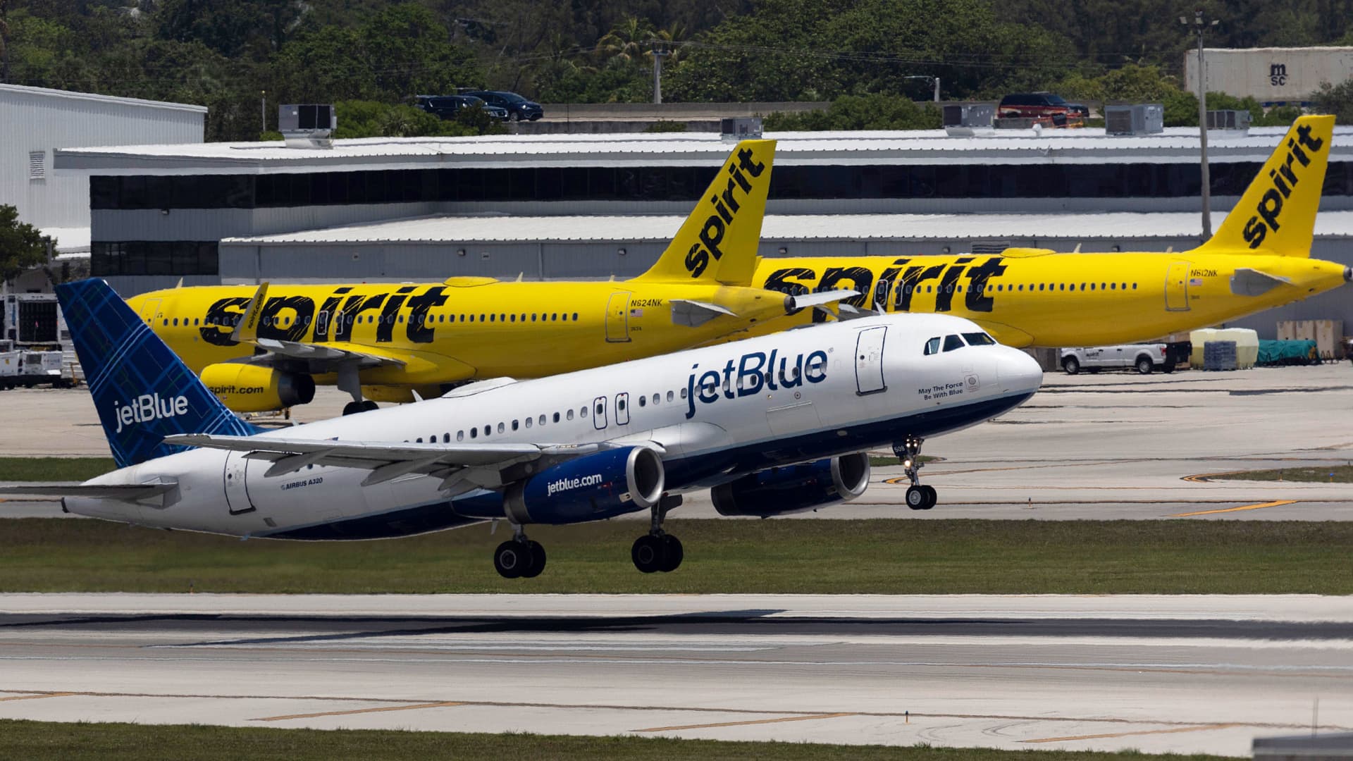 Planes Taxi to Profit: U.S. Airlines Unlock Strategies Amid Fare Wars & Record Seat Numbers!
